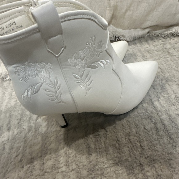 Cato Comfort  Ankle Boots Rodeo Cowgirl Women's Size 7M White Embroidered Heeled - Picture 6 of 14